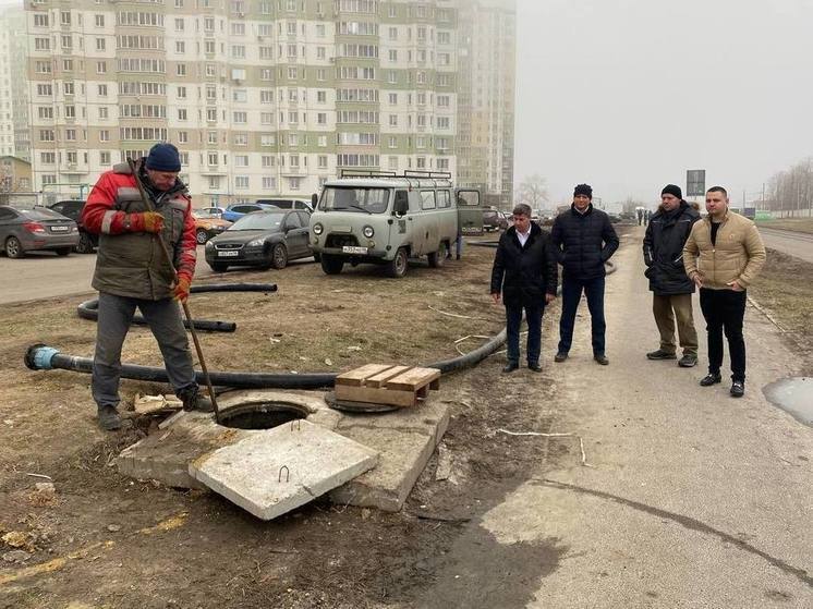 В Курске канализационные стоки снова залили проспект Вячеслава Клыкова