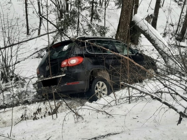 Под Козельском вылетел в кювет Volkswagen