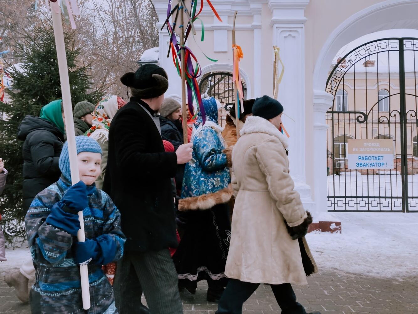 В Томске прошло святочное шествие: 10 рождественских фото