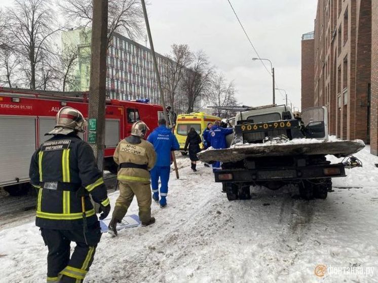 «Фонтанка»: эвакуатор сбил женщину с малышом на тротуаре