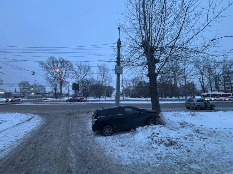 В Новосибирске девочка пострадала в ДТП с двумя машинами и деревом