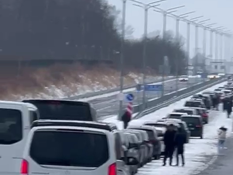 Шеренги автомобилей на КПП растянулись на километры