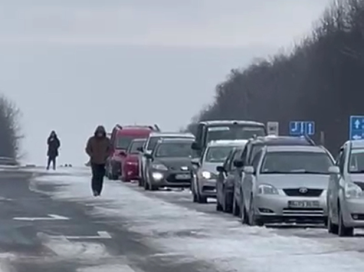 «Нечего по заграницам шастать»: в новогодние праздники на границе с ЕС продавали места в очередях