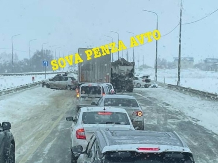 В Пензенской области на трассе М-5 произошло тройное ДТП с песковозом
