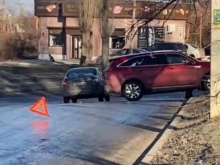 В Шахтах столкнулись два автомобиля из-за заледеневшей водопроводной воды