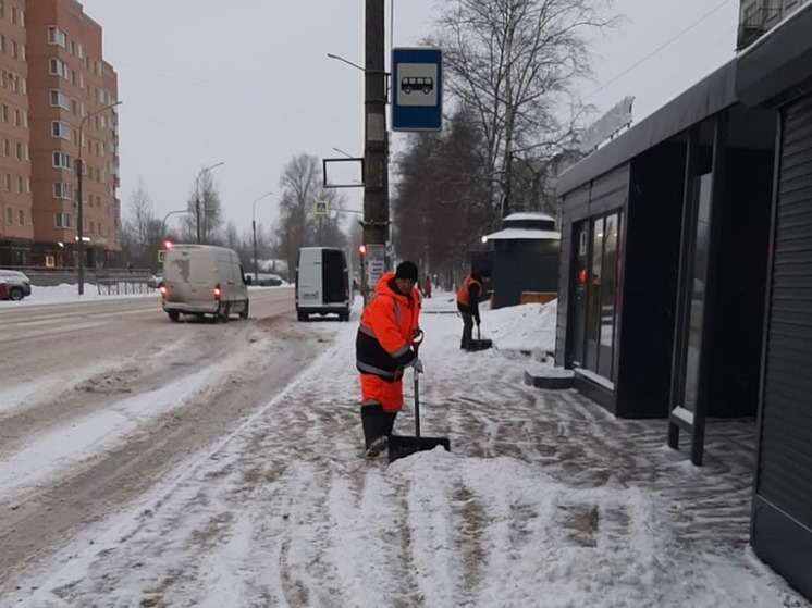 В Великом Новгороде убирают снег 85 человек и 54 спецмашины