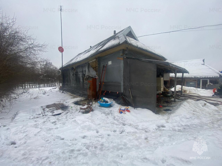 В мосальской деревне белым днём сгорел жилой дом