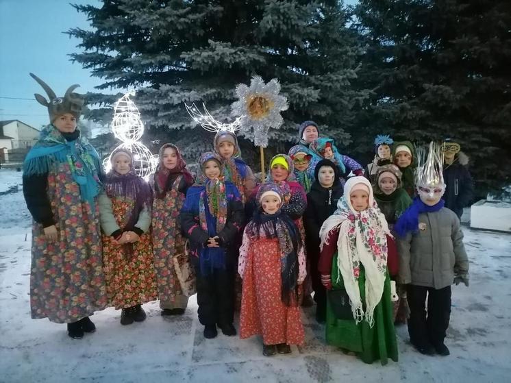 В селах под Липецком дети и взрослые активно колядуют в Рождество