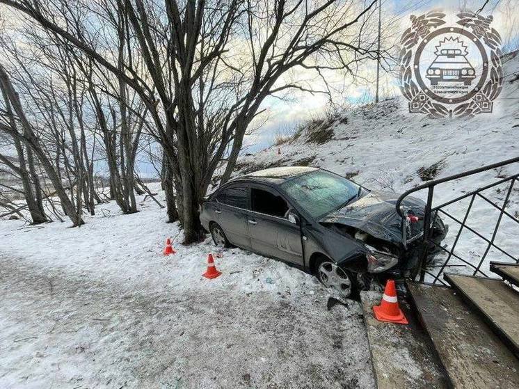 На Камчатке пьяный водитель влетел в лестницу