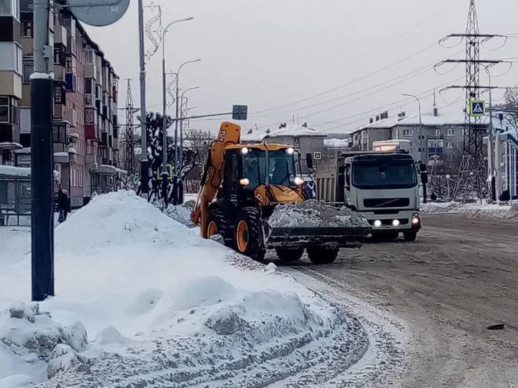 Дети превратили снежную горку у дороги в кузбасском городе в место для опасных игр