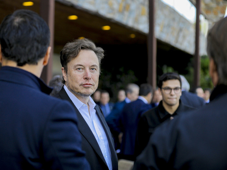 Илон Маск намерен приобрести футбольный клуб "Ливерпуль", заявил отец предпринимателя