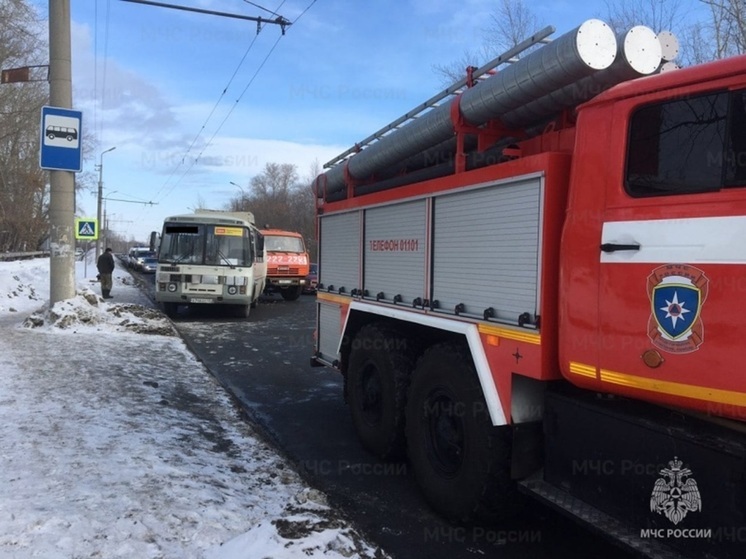 В Каменске-Уральском столкнулись LADA Granta и Toyota Camry, есть пострадавшие