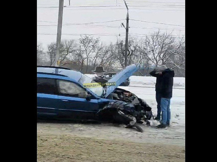 В Барнауле на Потоке автомобиль сильно смяло в аварии