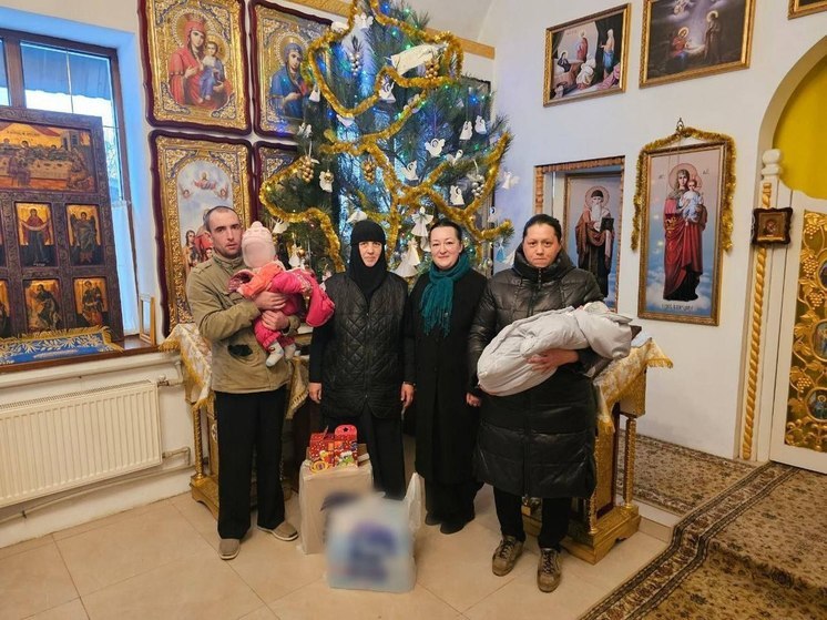 Херсонские единороссы вручили подарки семьям с грудными детьми в Рождество