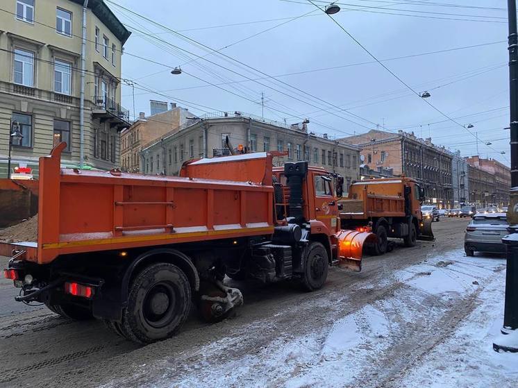 На борьбу со снегом на улицы Петербурга вышли семь тысяч дворников и 900 машин