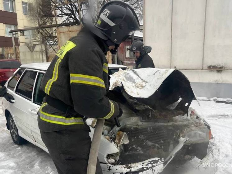 В Иванове загорелся попавший в жесткое ДТП автомобиль