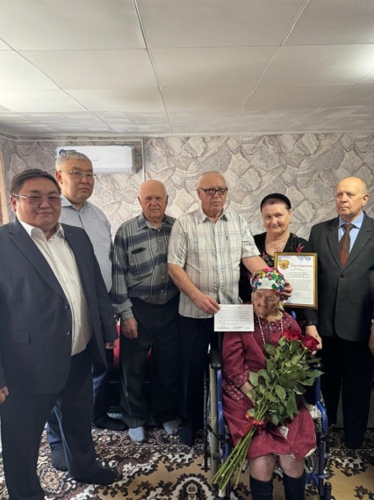 Жительницу Калмыкии поздравили со 100-летним юбилеем