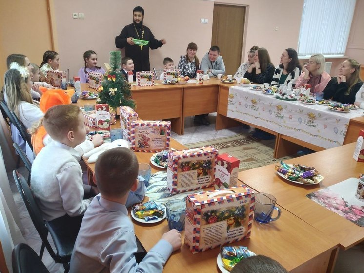 В Орловской области подопечных социальных центров поздравили с Рождеством