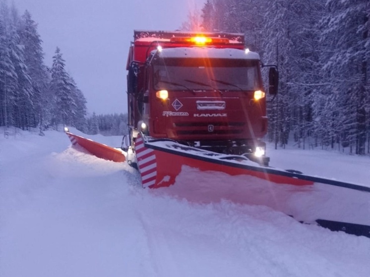 Более ста единиц спецтехники борется со снегом на дорогах Карелии