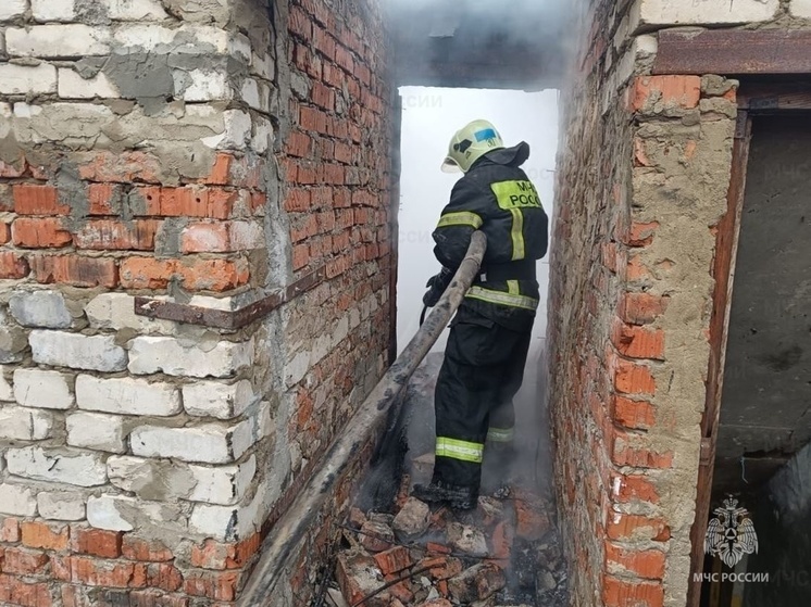 В Ульяновском районе вспыхнула хозпостройка