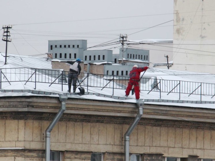 В Петербурге очистят от снега и льда тысячу крыш за один день