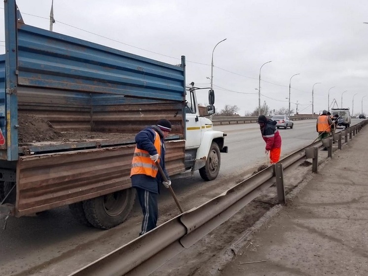 В Астрахани приступили к зачистке Нового моста