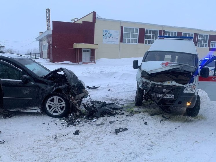 В Алтайском крае «Мерседес» врезался в машину скорой помощи, есть пострадавшие