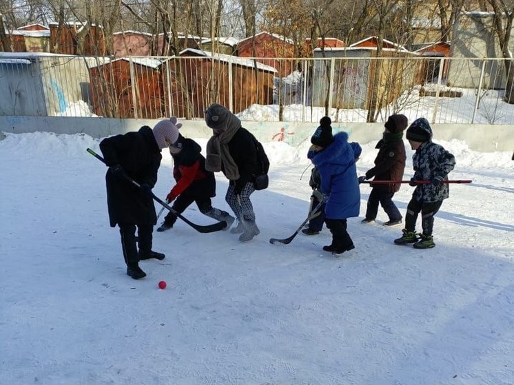 В Хабаровске прошел семейный спортивный праздник «Хоккей на валенках»