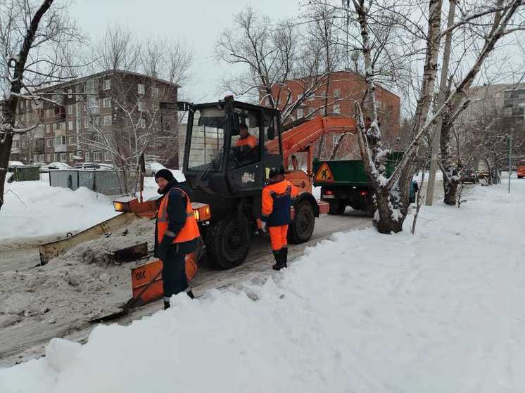 За длинные выходные с дорог Омска вывезли 40 тысяч кубометров снега