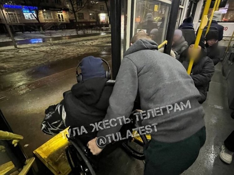 Туляки оценили работу водителя троллейбуса, который помог инвалиду