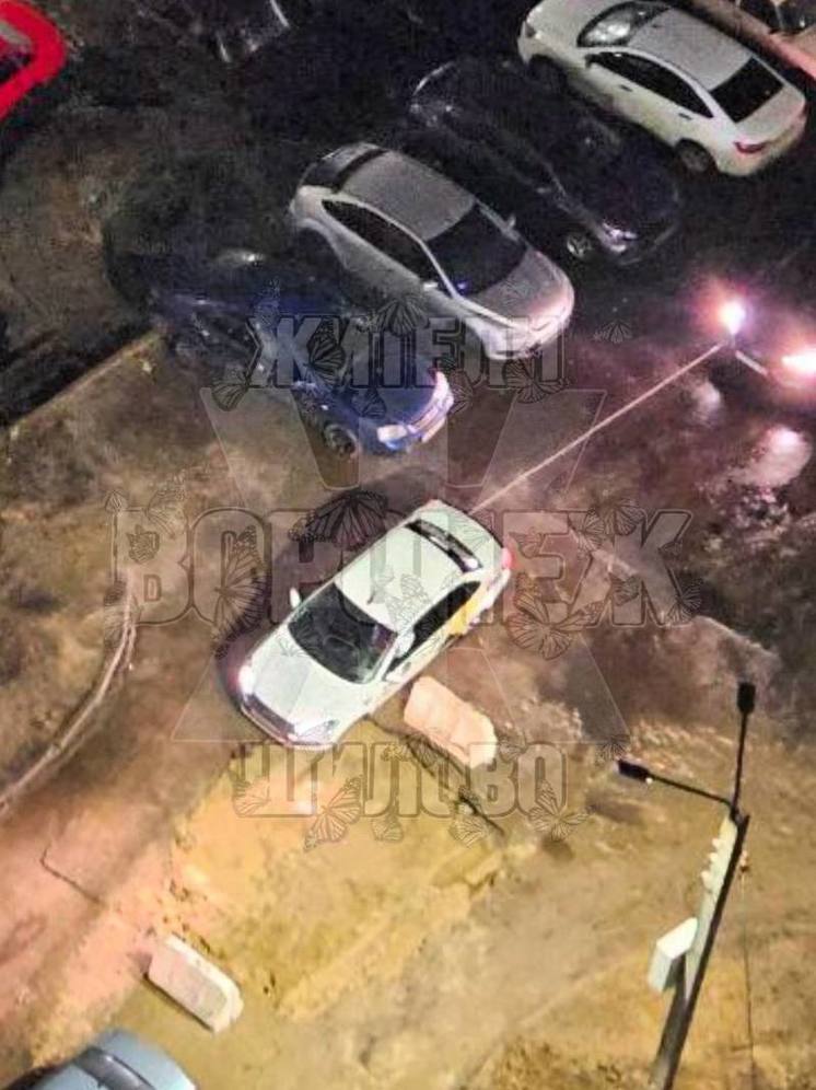 Машина такси застряла в яме на месте коммунальной аварии в Воронеже