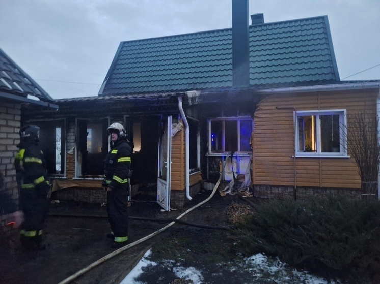 Во Мценском районе спасатели отбивали дом от огня