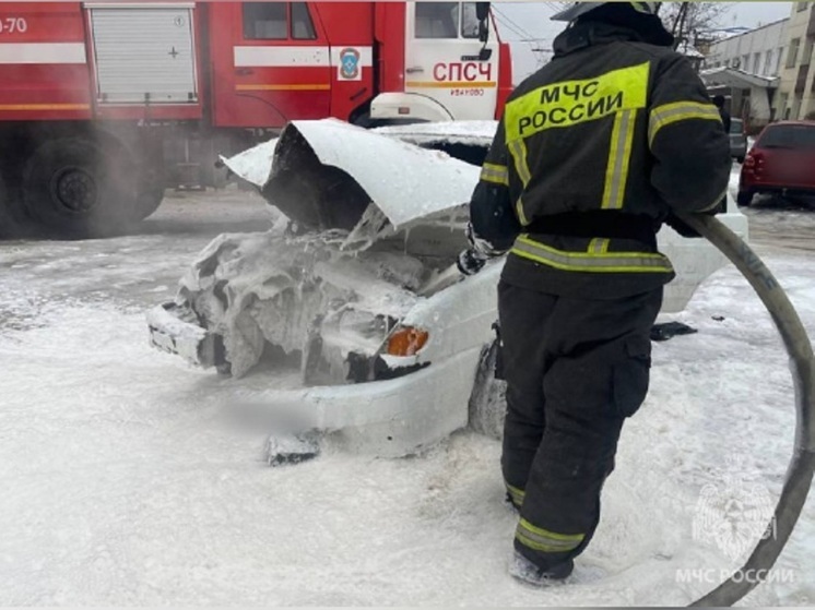 В Иванове у Харинки девятка влетела в столб и загорелась