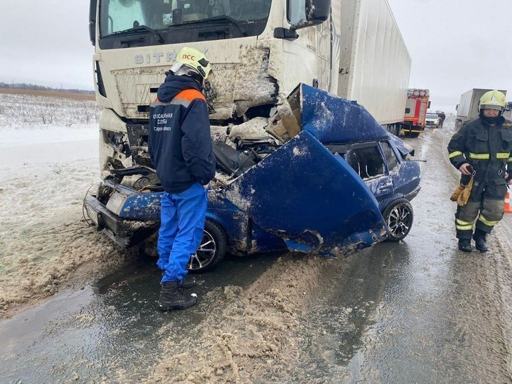 Фура с шампанским на трассе Самара – Пугачёв раздавила ВАЗ-21099, есть погибшие