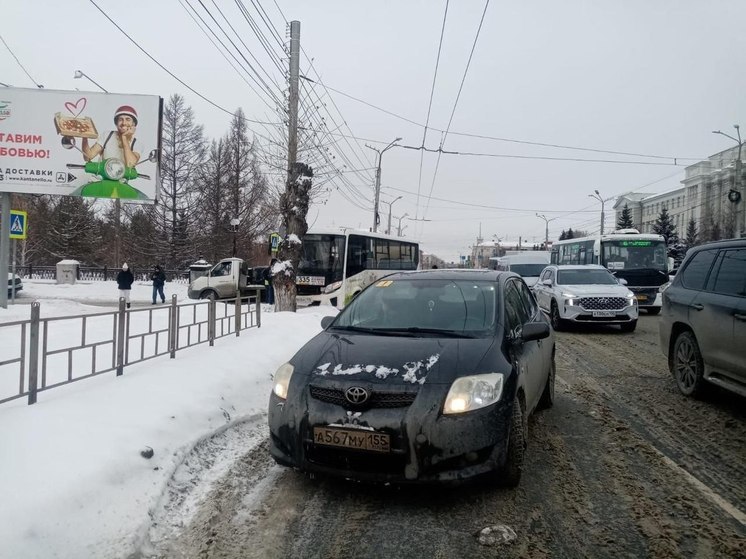 В Омске пострадали три человека в ДТП с автобусом и легковушкой