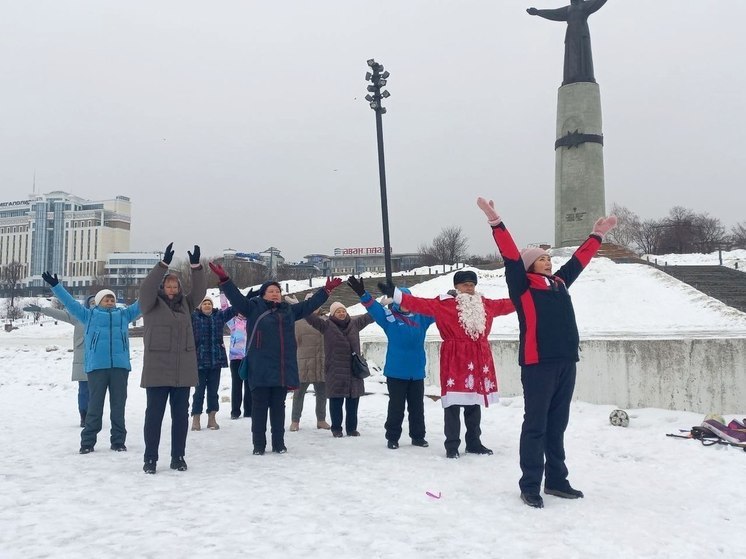 Для подопечных центра соцобслуживания в Чебоксарах провели зарядку на заливе