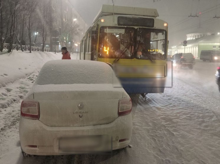 Автомобиль, автобус и троллейбус столкнулись в Мурманске