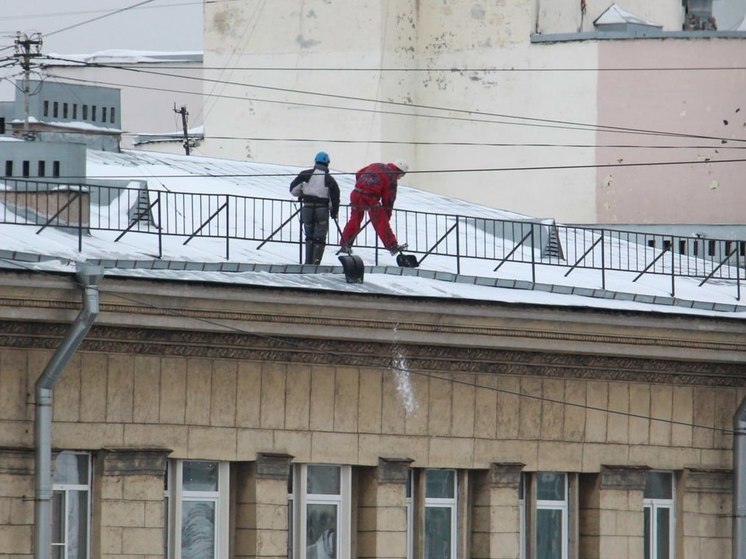 Два петербуржца получили предостережения из-за неубранного с их крыш снега