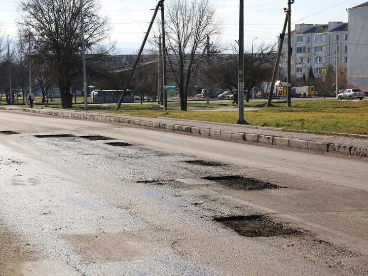 В Бахчисарае началась активная работа по устранению ям на дорогах