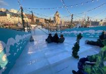 Новогодний ледяной городок на центральной площади Владивостока закроют после нескольких случаев травмирования детей во время катания с горки