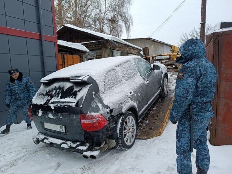 В Томске судебный пристав выдал себя за покупателя Porsche Cayenne