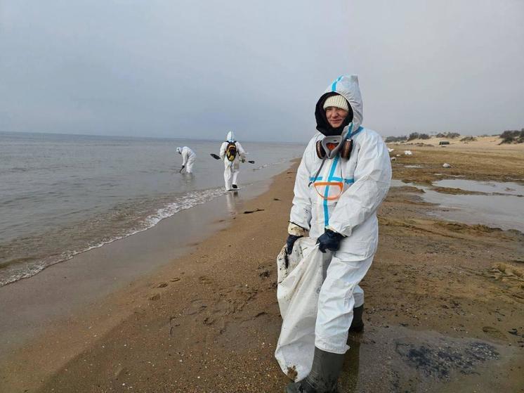 Три курские спортсменки помогали очищать пляжи Анапы от загрязнения мазутом