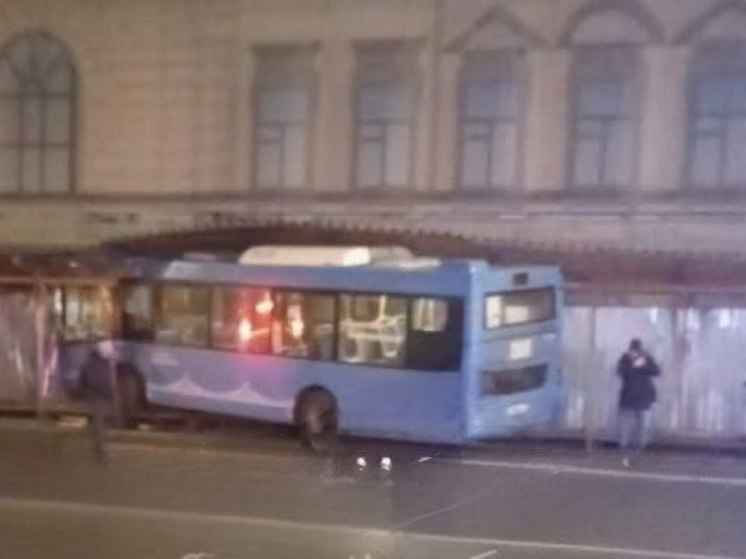 В Твери синий автобус с пассажирами внутри попал в ДТП возле остановки