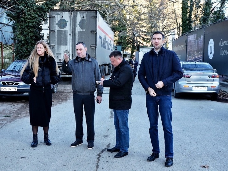 Депутат ЗСК Виктор Тепляков обсудил сложность движения в районе остановки «ЗСМ» в Сочи