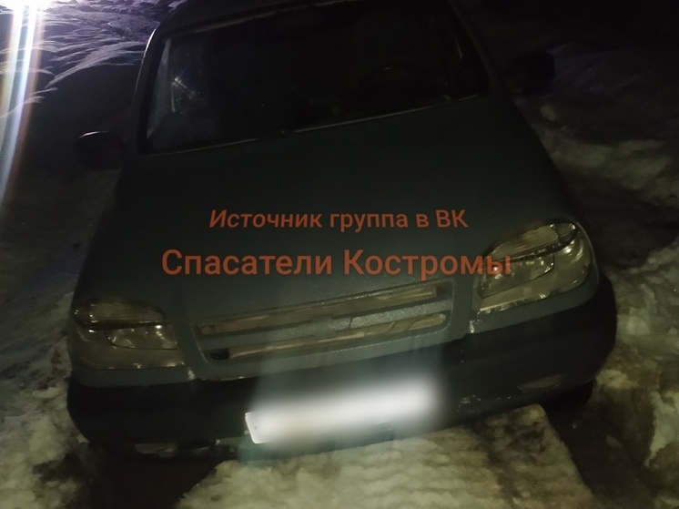 Костромские спасатели минувшей ночью вызволили из снежного плена четырех мужчин на «Ниве»