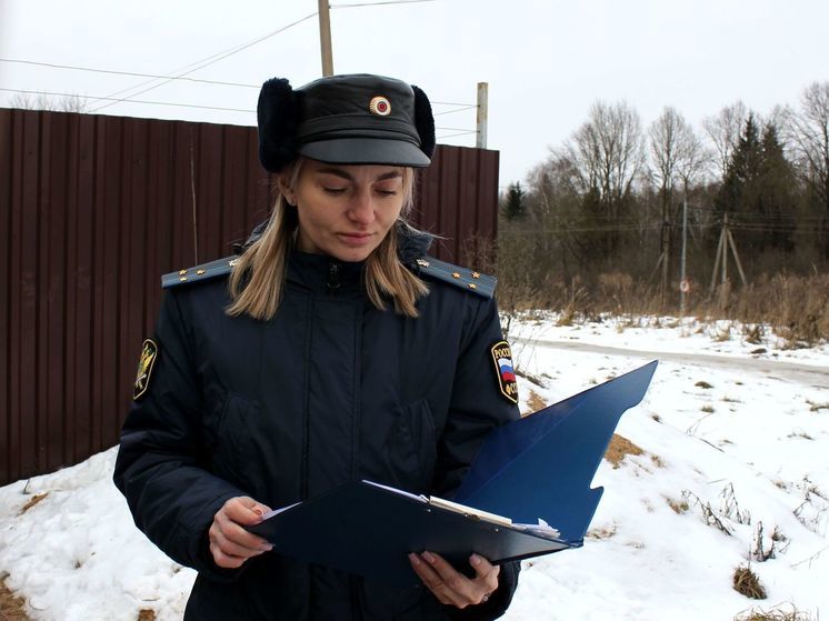 Смоленские судебные приставы помогли откорректировать трудовую книжку