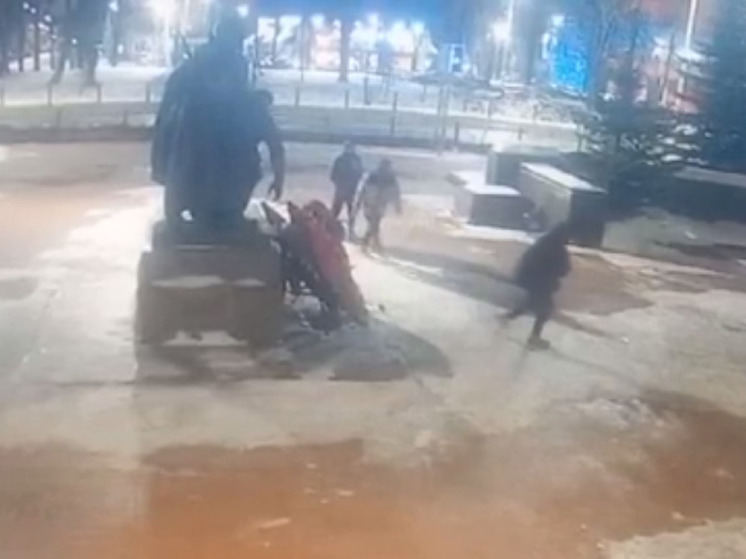 В Клину задержали трех вандалов, разрушивших памятник ВОВ накануне праздников