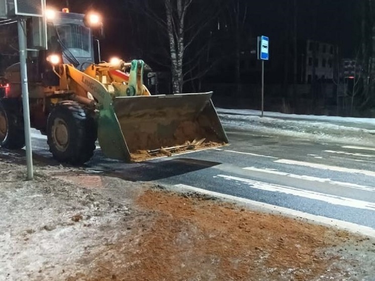 В Костроме противогололедная обработка пешеходных ведется в круглосуточном режиме