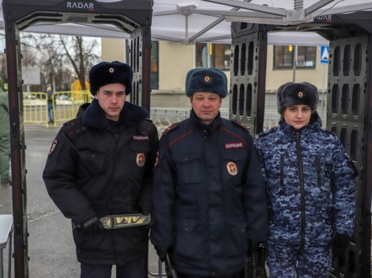 Псковская полиция охраняет общественный порядок на выставке трофейной техники стран НАТО