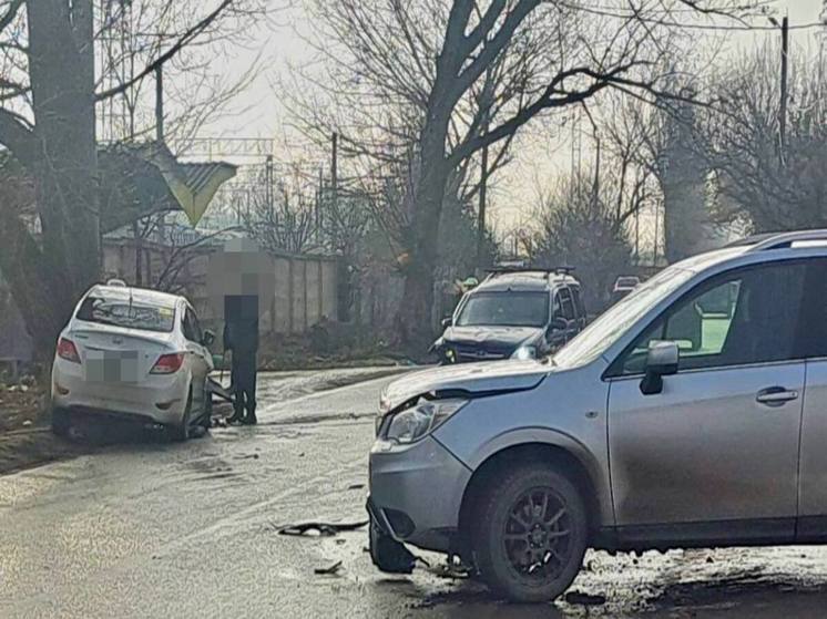 В Ростовской области в ДТП попали сразу три машины